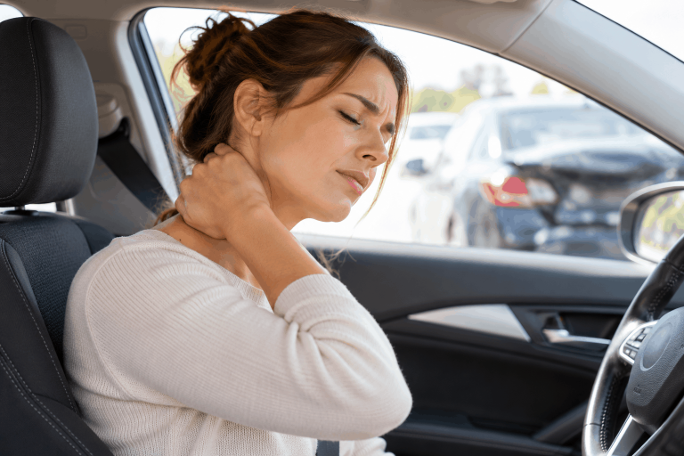 Secuelas de un latigazo cervical: cuáles pueden persistir y cuándo consultar